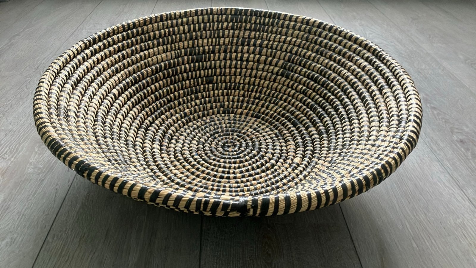 Grote Decoratieve rieten schaal 50 cm Zwart/Naturel, Huis en Inrichting, Gevlochten, Schaal, Rond, Ophalen of Verzenden