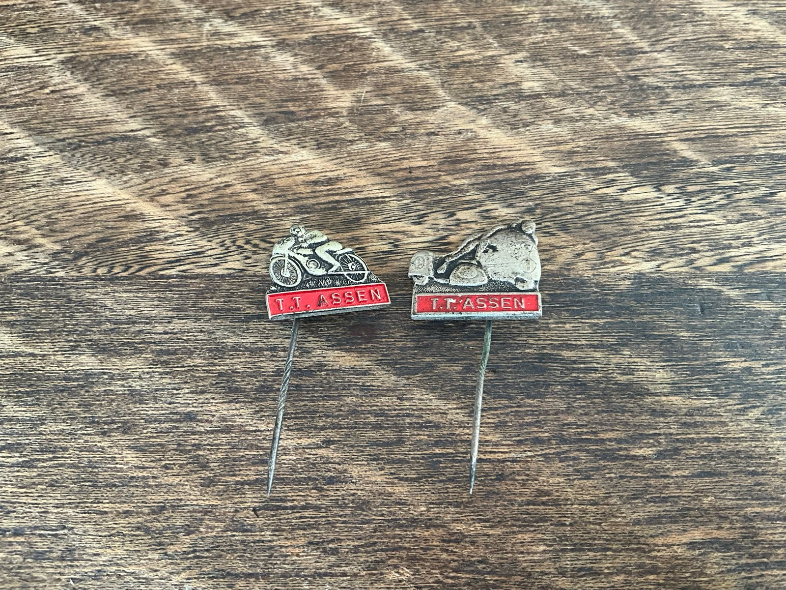 Vintage TT Assen Speldjes - Motorrijder & Paard, Ophalen of Verzenden, Gebruikt, Sport, Speldje of Pin