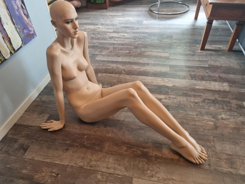Zittende etalagepop paspop mannequin Rootstein dame, Verzamelen, Poppen, Ophalen, Zo goed als nieuw, Pop