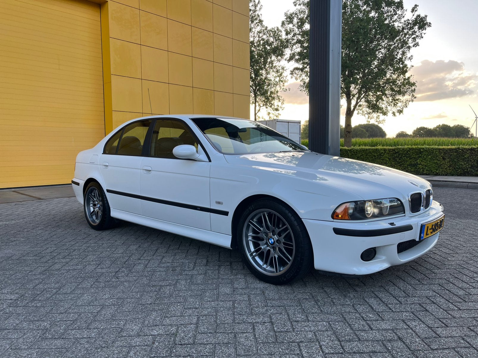 Unieke BMW 525iA E39 Sedan Alpinweiss (2002) - Youngtimer -, Auto's, BMW, Wit, 2010 kg, Particulier, Sedan