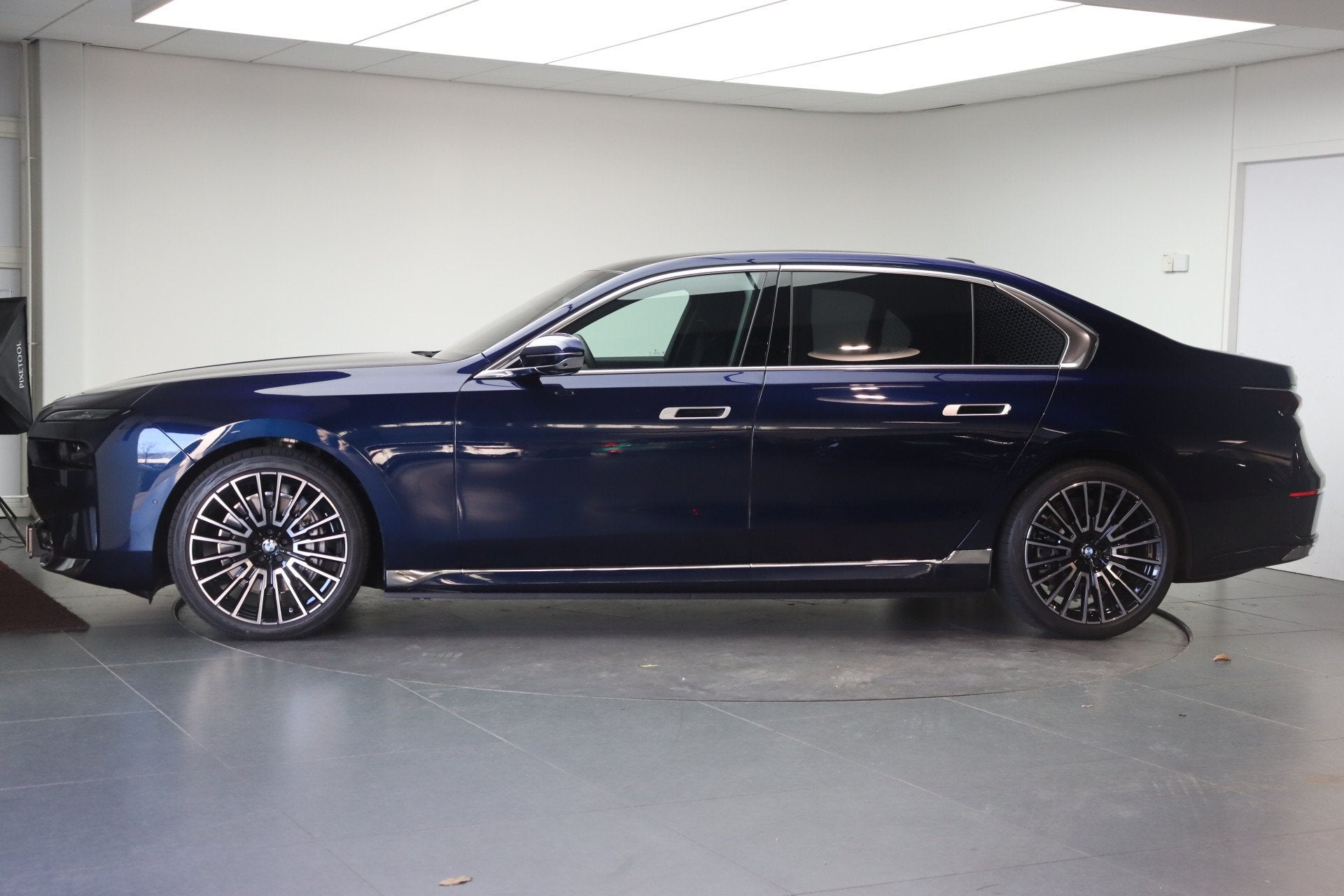 BMW i7 eDrive50 High Executive / Panoramadak / Stoelventilat, Auto's, BMW, Head-up Display, Achterwielaandrijving, Zwart, Met garantie (alle)