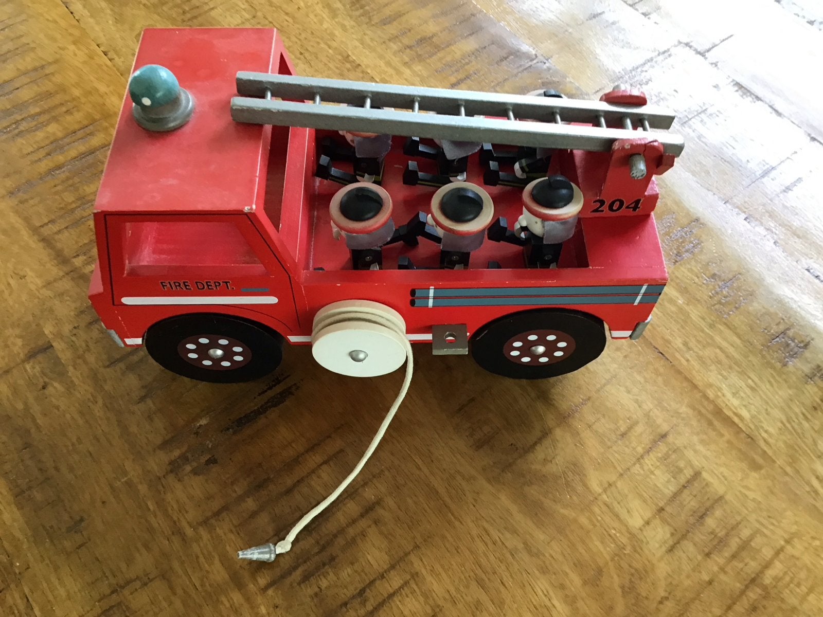 Houten Brandweerwagen met Brandweermannen, Kinderen en Baby's, Speelgoed | Houten speelgoed, Ophalen of Verzenden, Gebruikt, Duw- of Trekspeelgoed