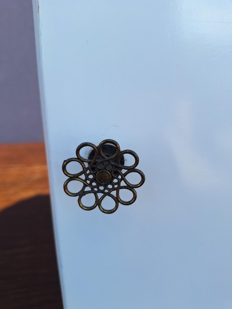 Wit vintage medicijnkastje met sierlijk knopje en schapje, Ophalen of Verzenden