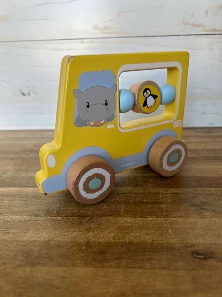Houten speelgoedauto Studio Circus nijlpaard gele bus, Ophalen of Verzenden, Gebruikt, Overige typen