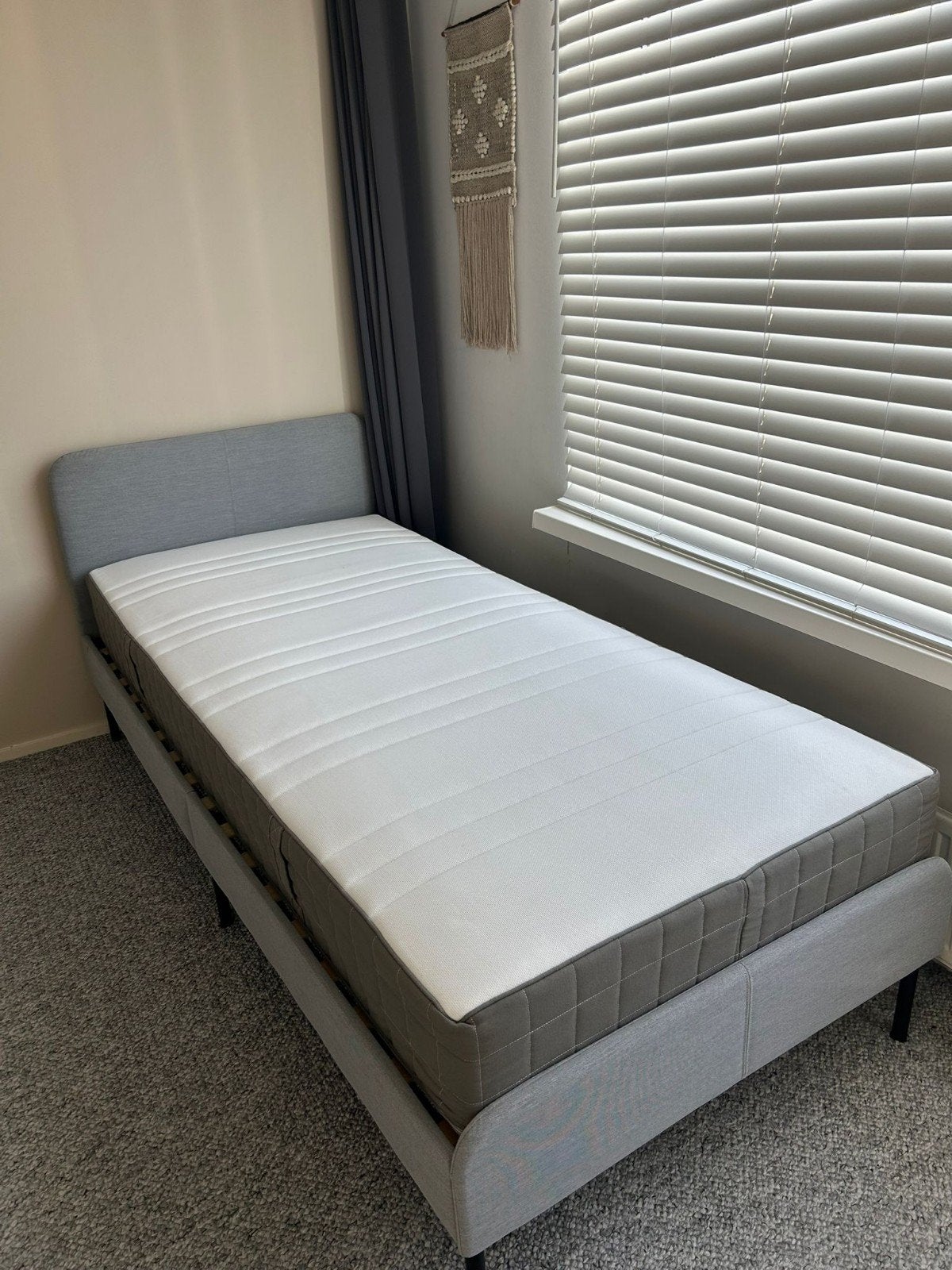 Ikea Slattum bed 90x200 cm grijs inclusief Matras., Ophalen, Gebruikt, 90 cm, Eenpersoons