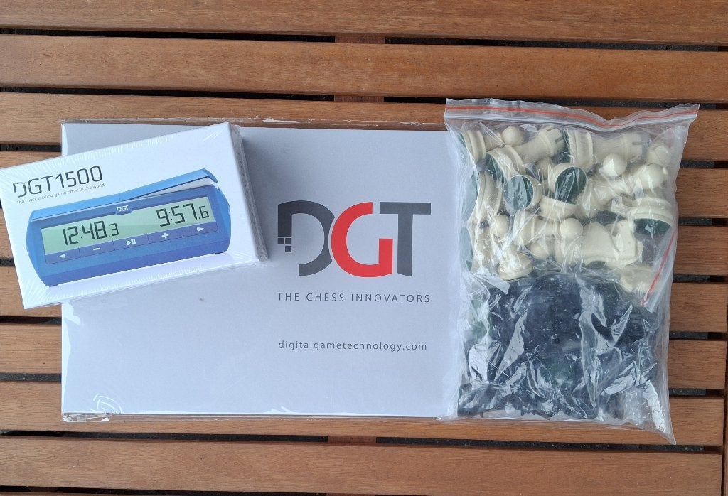 DGT Schaakset: Bord, Stukken (Koning 95mm) & DGT1500 Klok, Hobby en Vrije tijd, Ophalen of Verzenden, Minder dan 500 stukjes, Nieuw