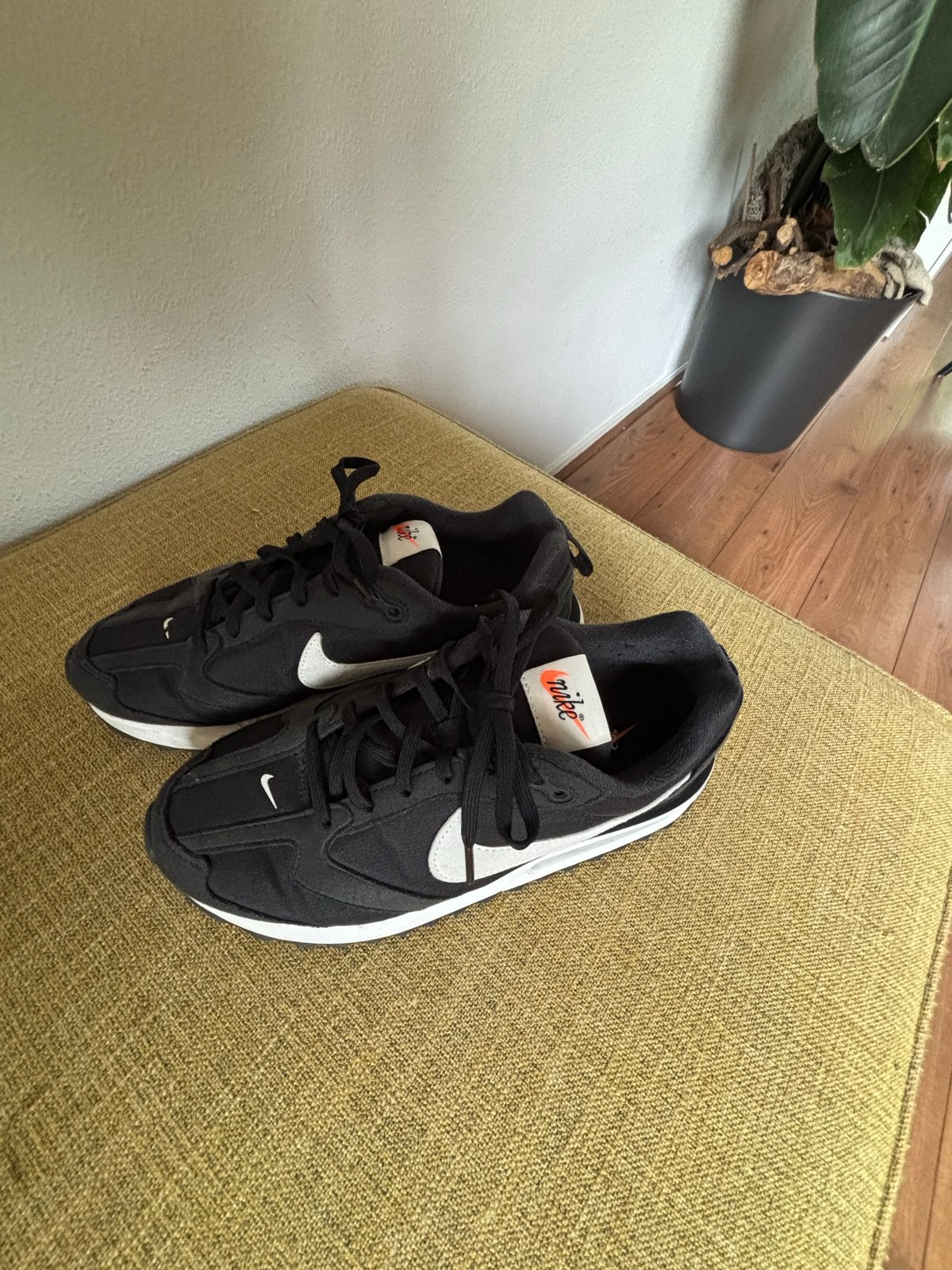 Nike Air Max Dawn DC4068-001 Zwart/Wit Sneakers, Ophalen of Verzenden, Zo goed als nieuw, Zwart, Sneakers of Gympen