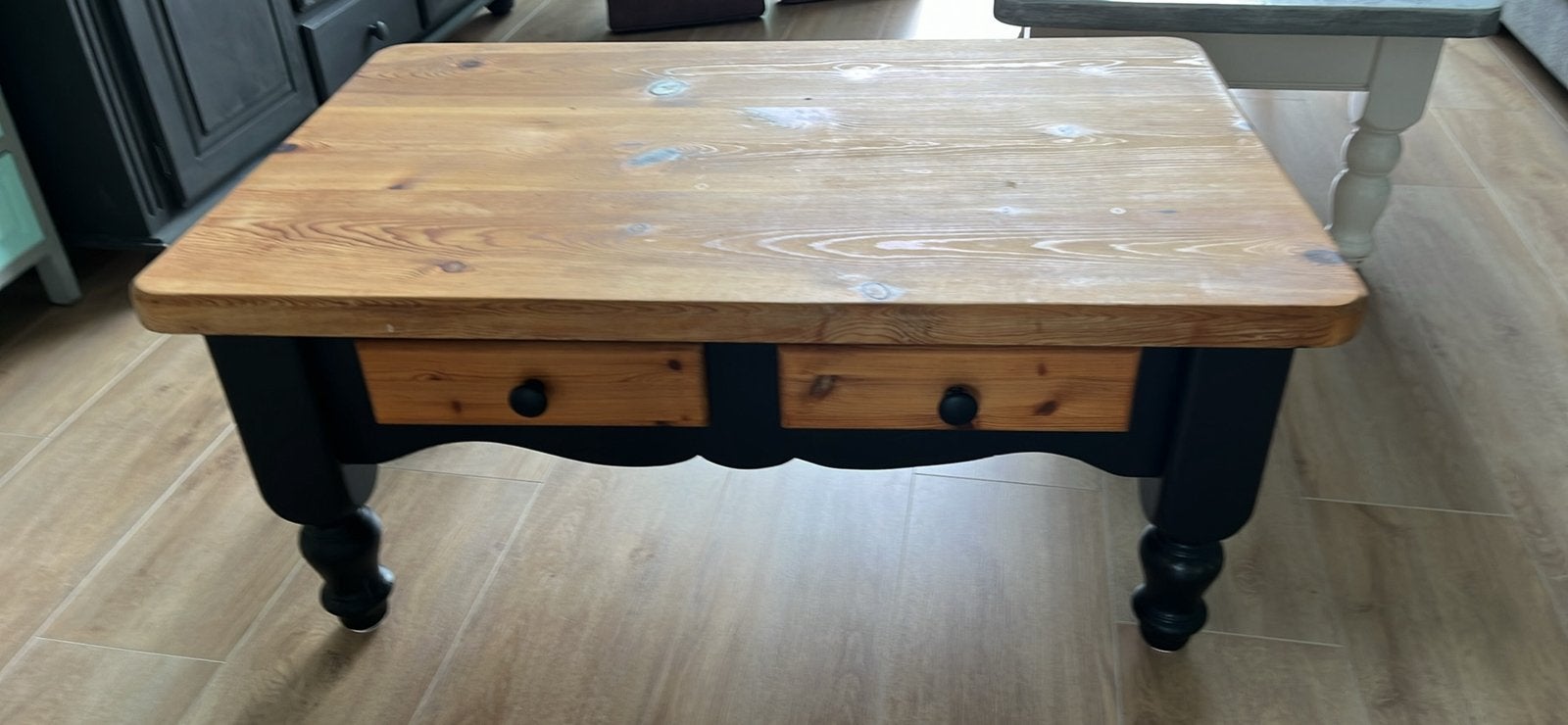 Salontafel zwart met grenen blad, Ophalen, Rechthoekig, 100 tot 150 cm, 50 tot 100 cm