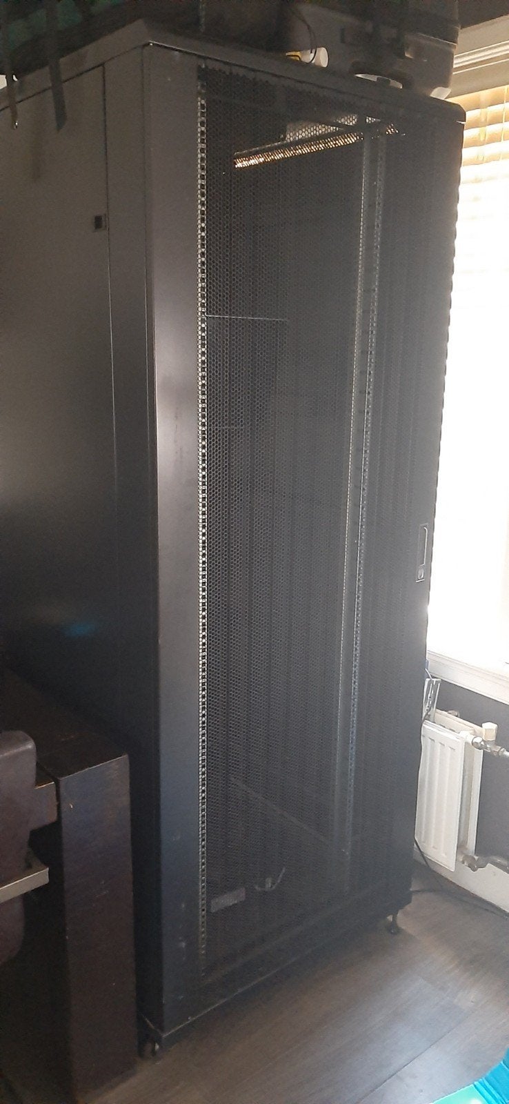 Grote serverkast, Computers en Software, Ophalen, Gebruikt, Geperforeerd, Geperforeerd