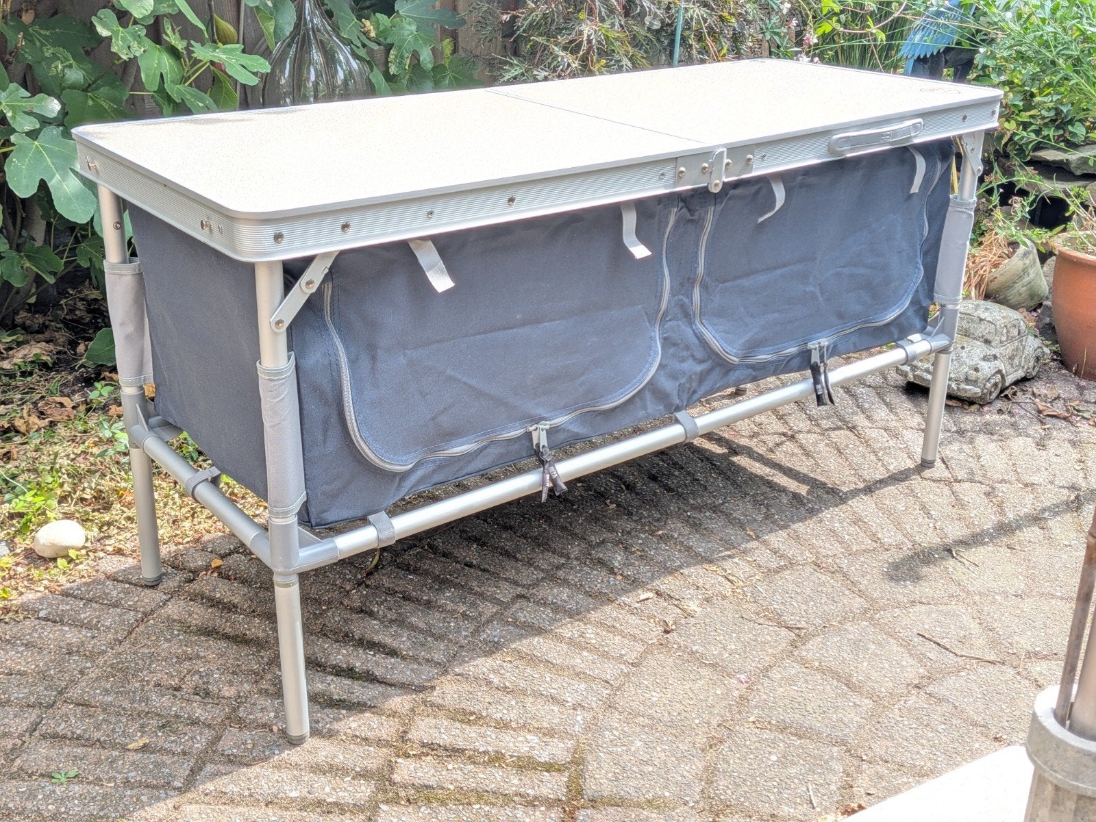 Lage Defa campingtafel met 2 ruime opbergkasten, opvouwbaar, Ophalen, Zo goed als nieuw