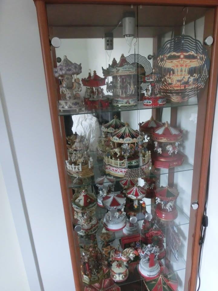 mooie draaimolens  miniatuur te koop met vitrinekast, Ophalen, Zo goed als nieuw