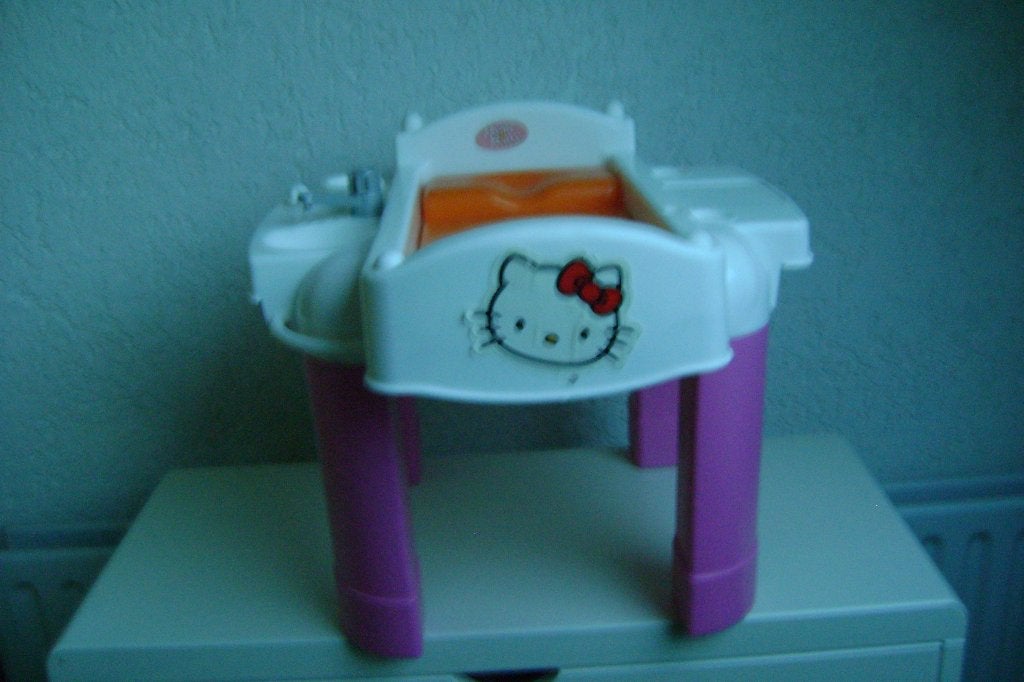 hello kitty verzorgingspoppenset met uitneembaar bed wasbak, Ophalen of Verzenden, Zo goed als nieuw, Babypop