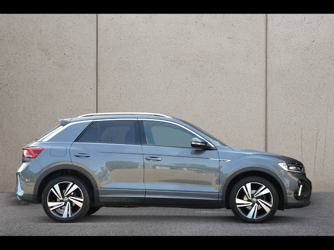 Volkswagen T-Roc 1.5 TSI R-Line 150PK Automaat | Navigatie |, 1258 kg, Zwart, 4 cilinders, 150 pk