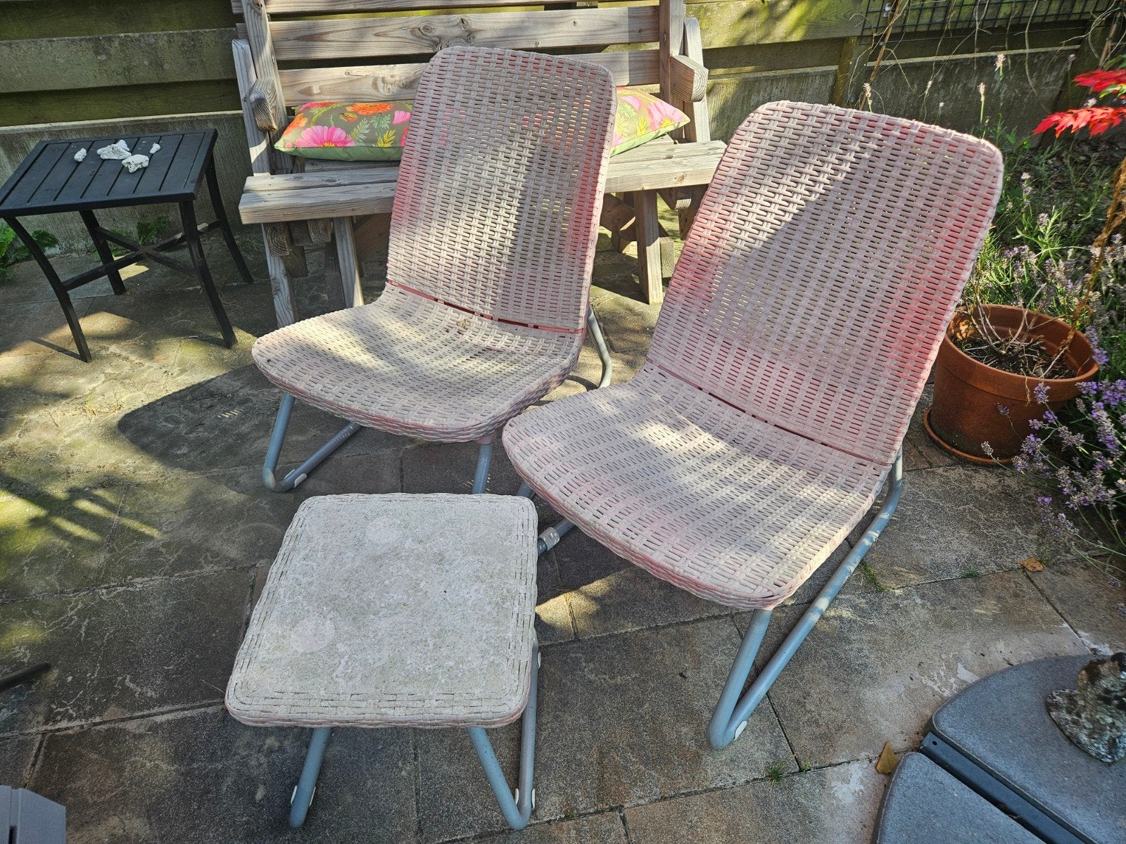 Gratis: 2 stoeltjes met bijzettafeltje - Tuinset, Ophalen, Gebruikt, Kunststof
