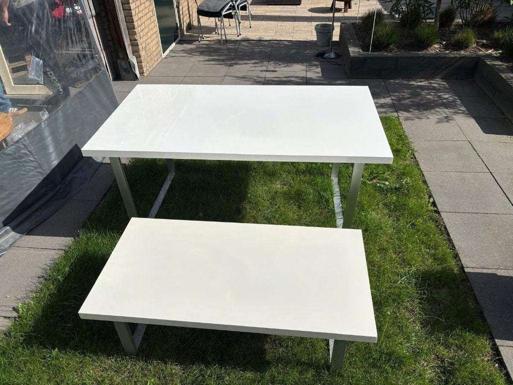 Hoogglans witte tafels met aluminium onderstel, Huis en Inrichting, Ophalen, Overige materialen, Gebruikt, 50 tot 100 cm