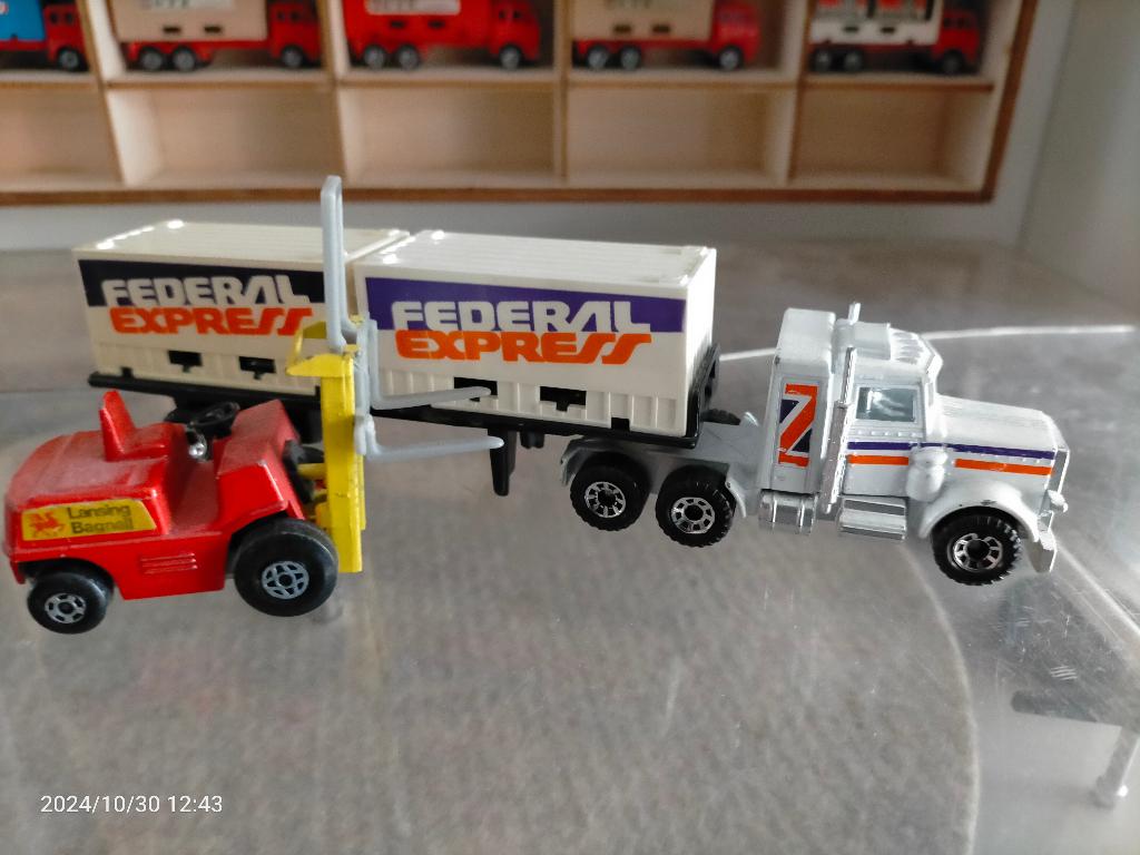 Matchbox mack federal express  met heftruck, Ophalen of Verzenden, Bus of Vrachtwagen, Matchbox