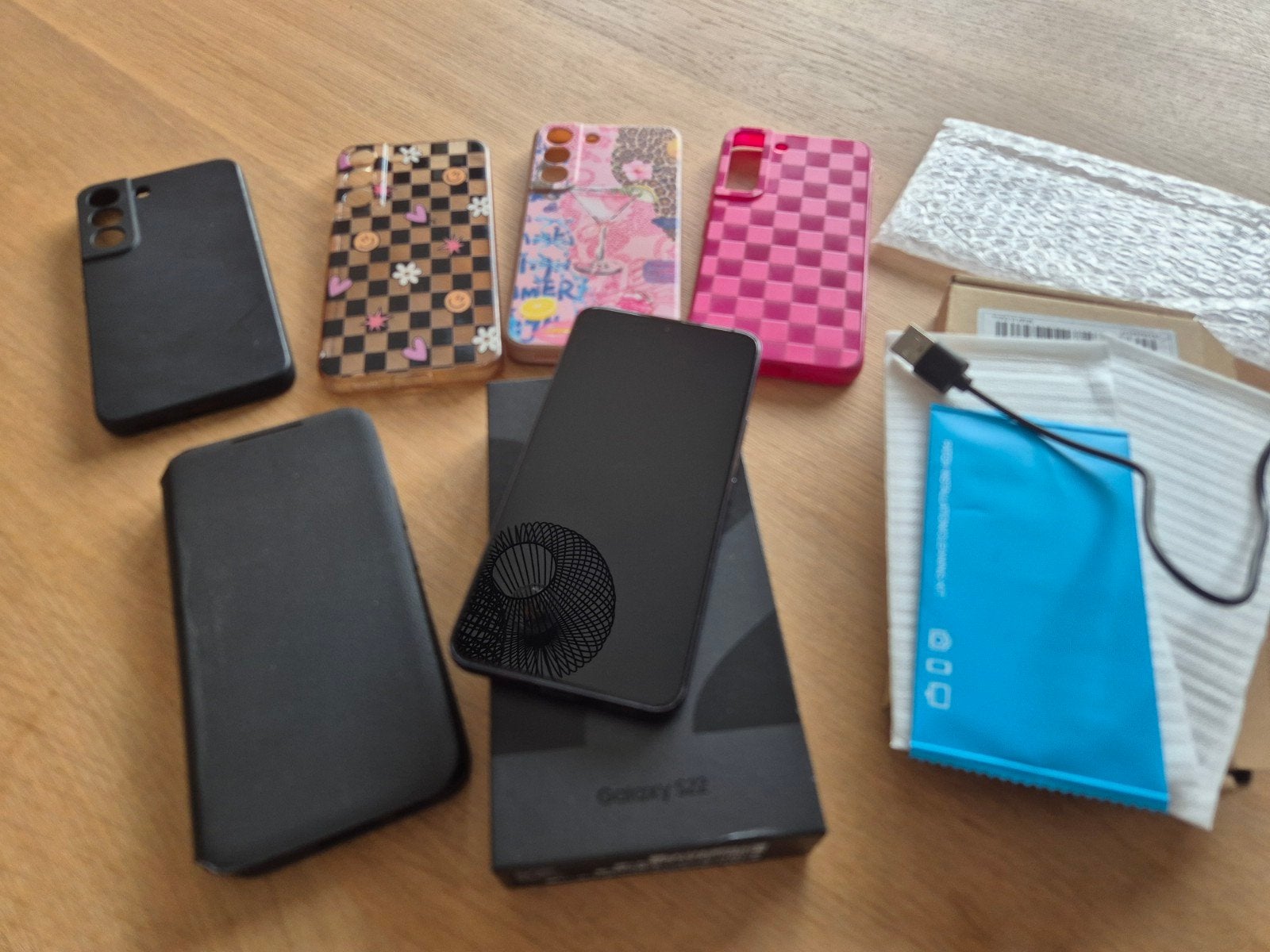 Foto 6 van Samsung Galaxy S22 128GB Phantom Black met accessoires