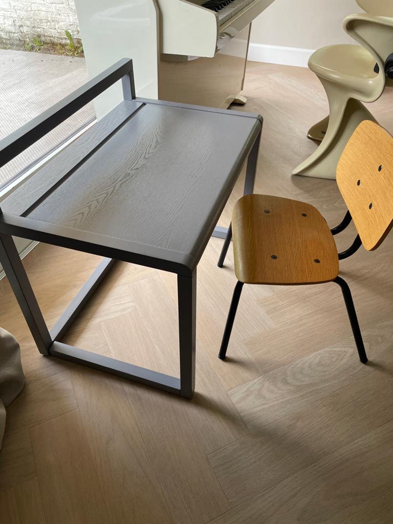 design kinderset: Ferm Living bureau + Sebra Oakee stoel, Ophalen, Zo goed als nieuw