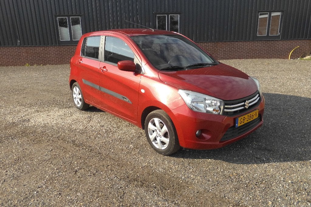 Suzuki Celerio 1.0 Dualjet 50KW  Bj 2015  Rood Metallic, Auto's, Bluetooth, 400 kg, 68 pk, Origineel Nederlands
