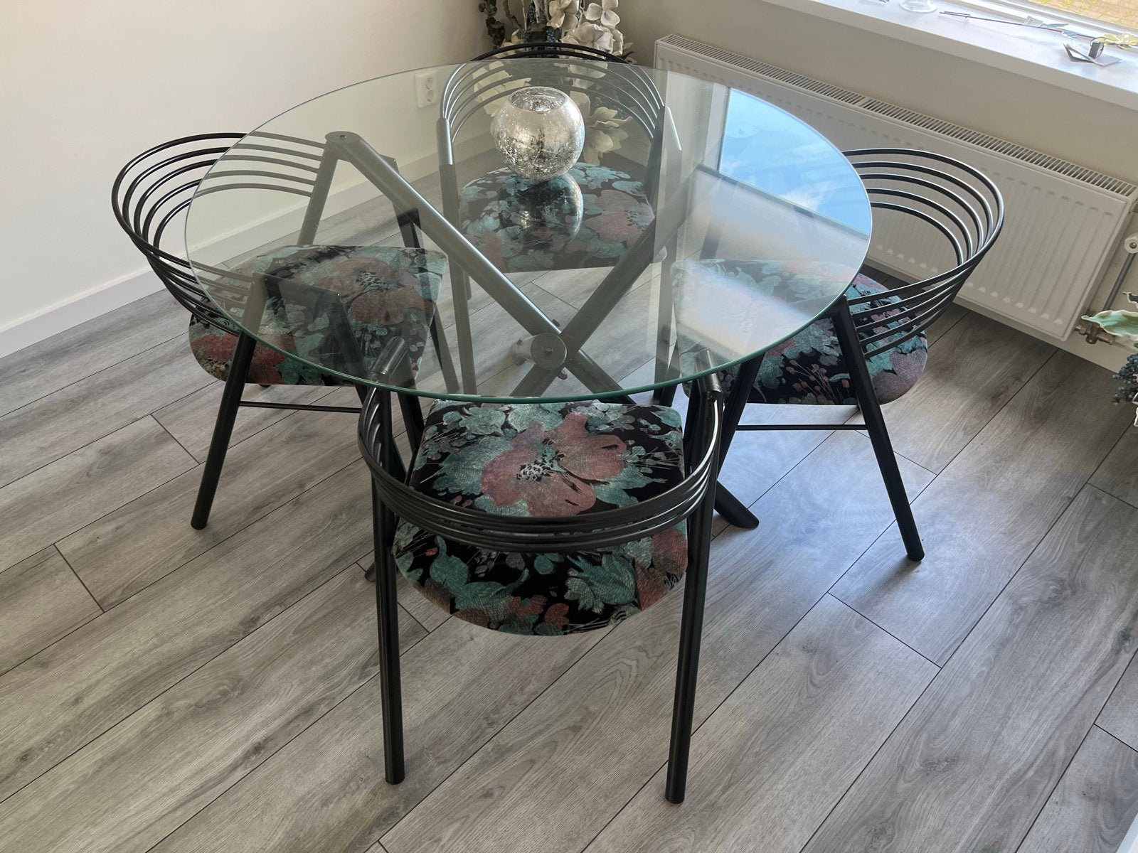 Ronde glazen eettafel met zwarte kruispoot en 4 stoelen, Ophalen, Gebruikt, Retro-modern met een eclectische uitstraling, Rond