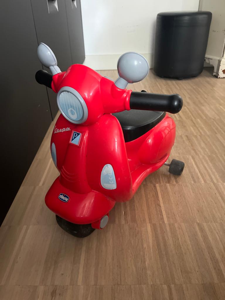 Chicco Vespa Loopscooter Rood, Ophalen, Gebruikt