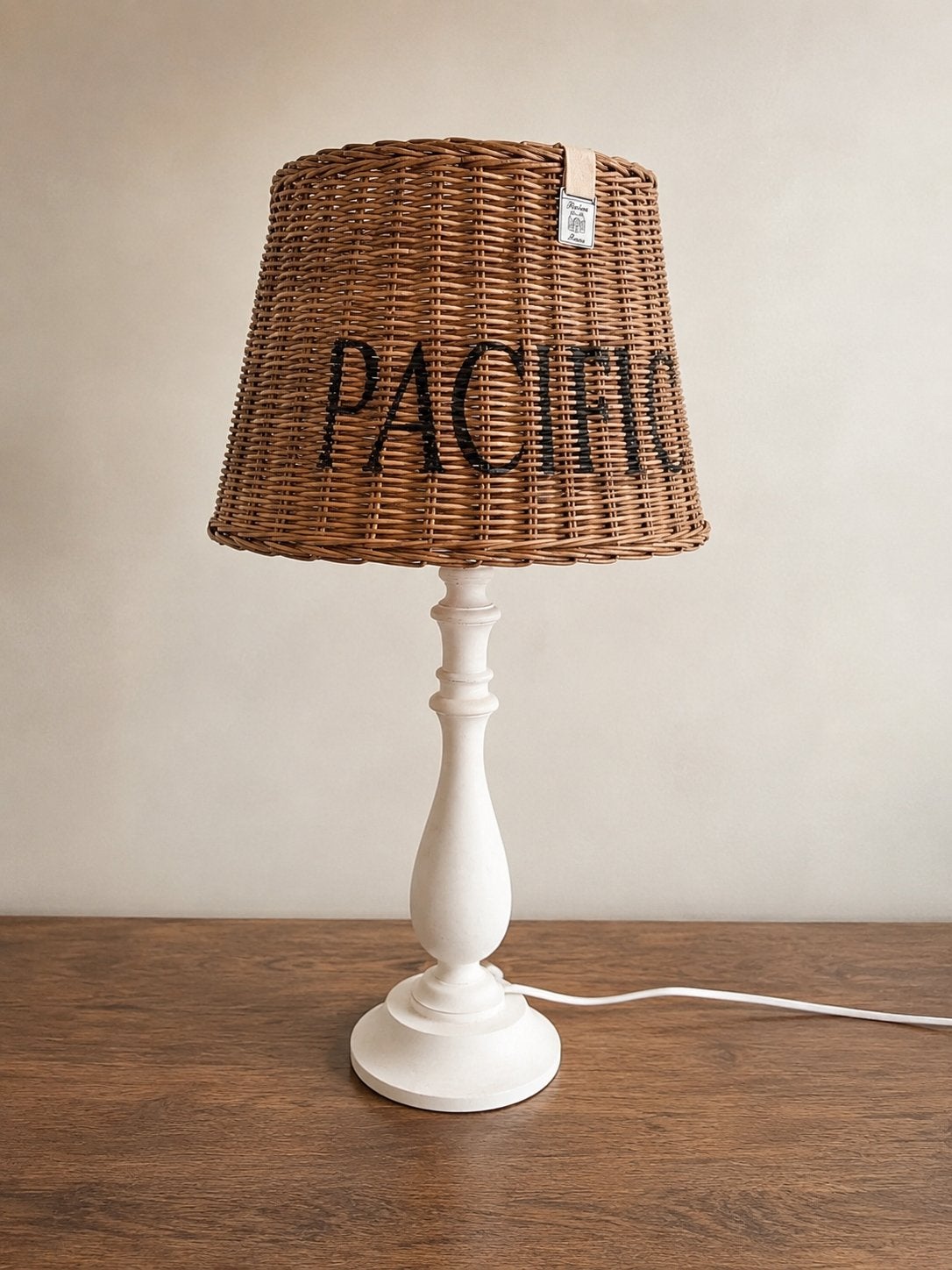 Rivièra Maison tafellamp met Pacific rotan lampenkap – groot, Huis en Inrichting, Lampen | Tafellampen, Ophalen, Zo goed als nieuw