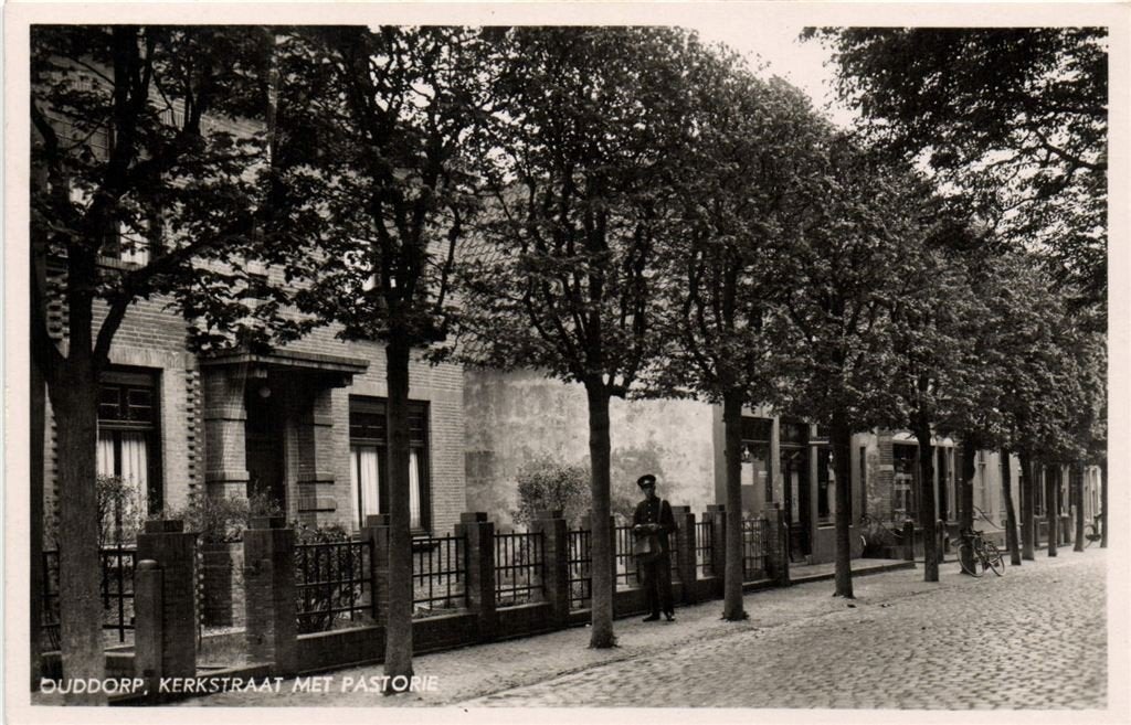 Ouddorp, Kerkstraat met Pastorie - postbode - gelopen, Verzamelen, Verzenden, 1940 tot 1960, Gelopen, Zuid-Holland