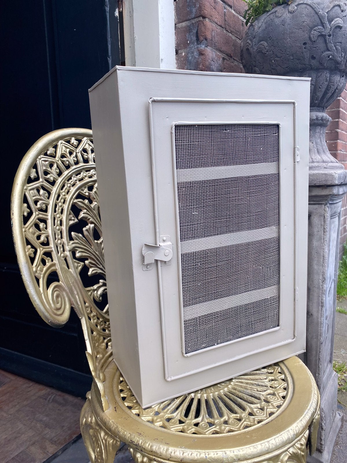 Klein vliegenkastje, kastje wandkastje hangkastje taupe VdlM, Ophalen of Verzenden