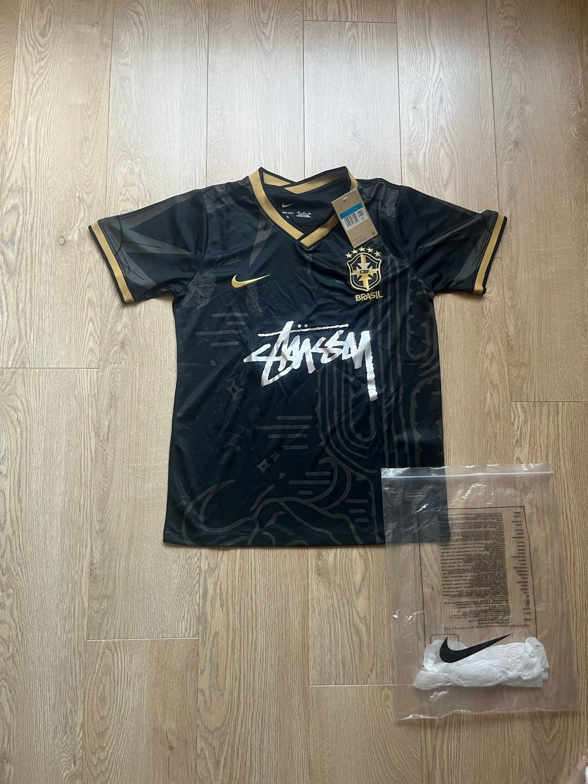 Nike x Stussy Brasil voetbalshirt - Zwart/Goud, Maat 48/50 (M), Zwart, Nieuw, Ophalen of Verzenden