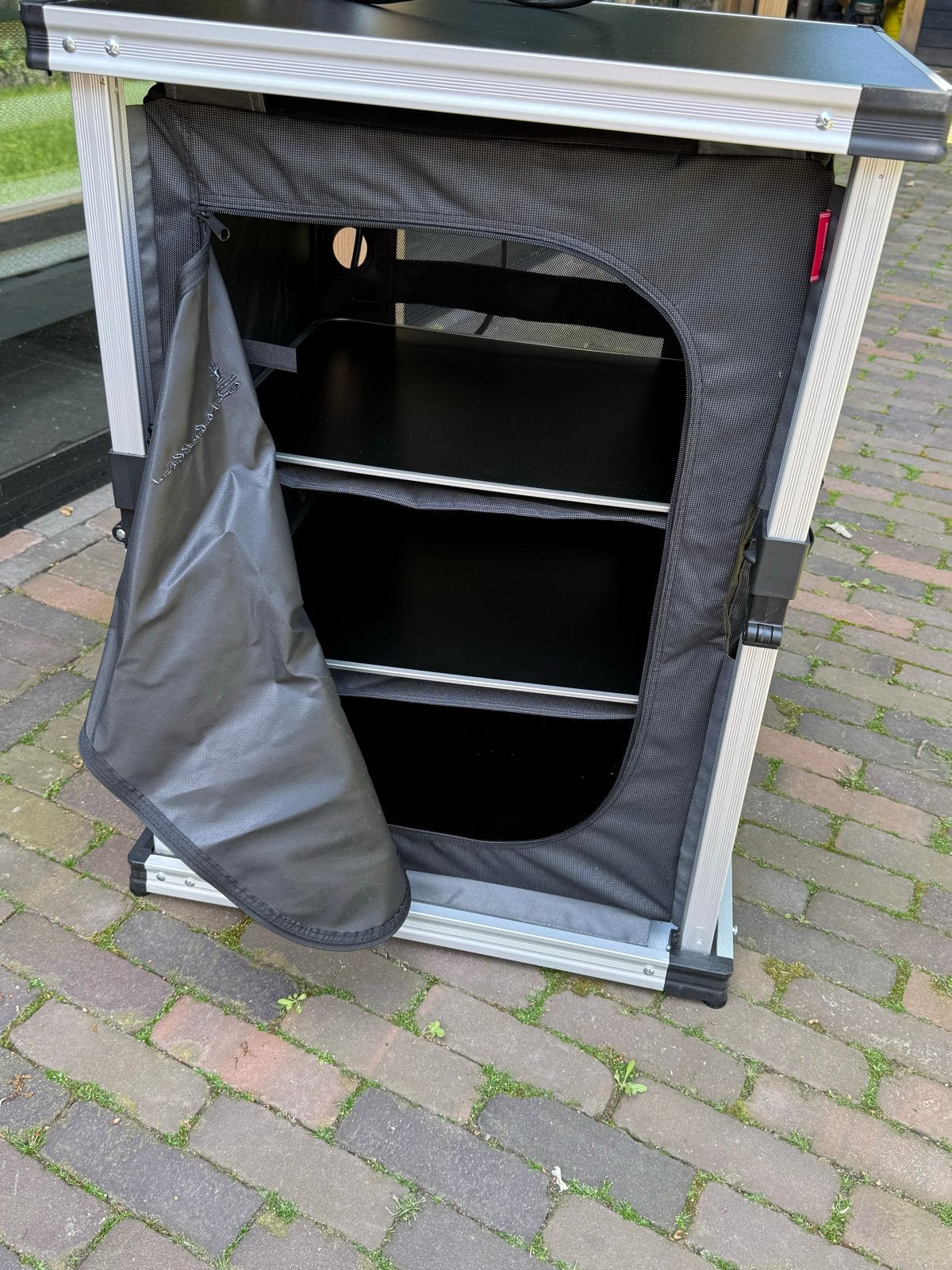 Isabella Campingkast met geïntegreerd stopcontact en USB, Ophalen, Zo goed als nieuw