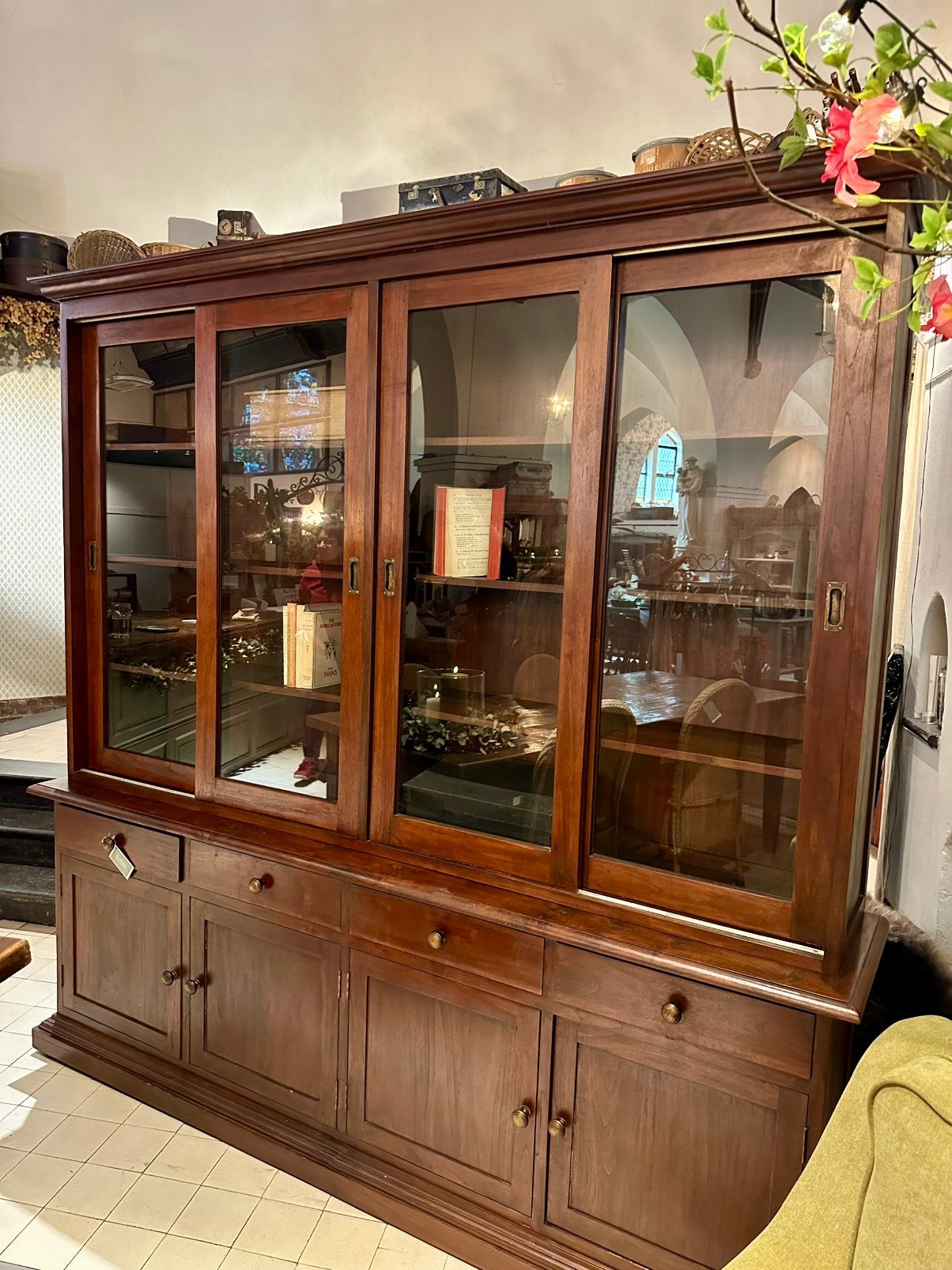Masief houten vitrine kast, 2 delig met schuifdeuren