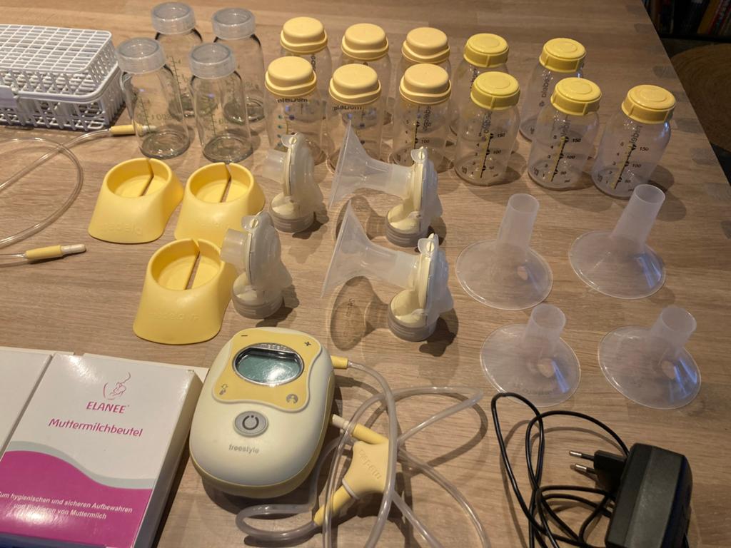 Medela freestyle kolf, flesjes, bewaarzakjes, voedingsschort, Kinderen en Baby's, Babyvoeding en Toebehoren, Ophalen of Verzenden