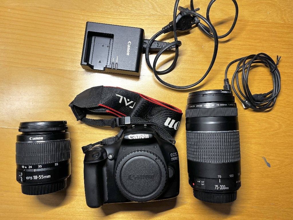 CANON EOS 1100D met lensEF-S 18-55mm en EF-S 75 -300f/4-5.6, Spiegelreflex, Canon, 12 megapixels, Accu