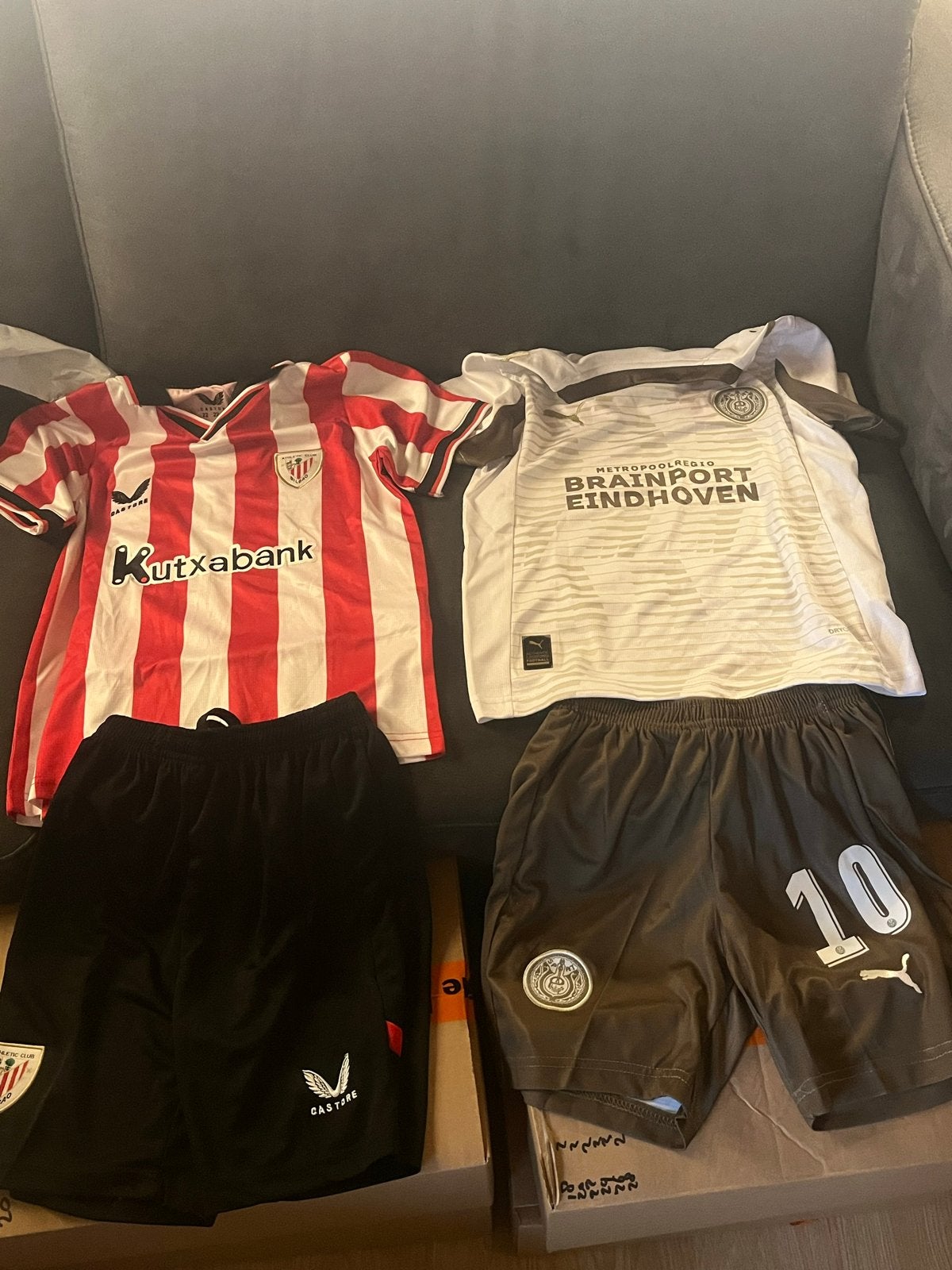 Voetbaltenues voor kinderen - diverse clubs en maten, Maat XS of kleiner, Ophalen of Verzenden, Zo goed als nieuw, Set