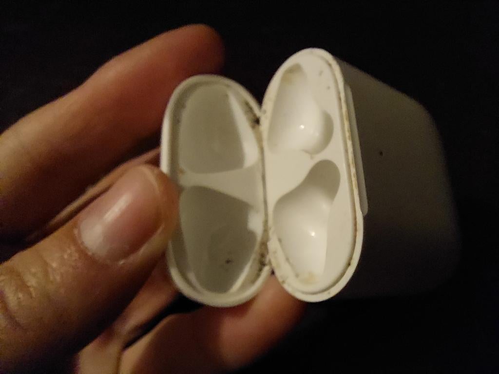 Gratis AirPods oplaadcase (leeg), Audio, Tv en Foto, Koptelefoons, Overige merken, Gebruikt, Ophalen of Verzenden, Over oor (circumaural)