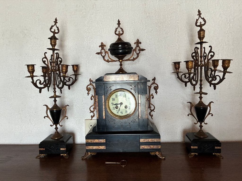 Antieke pendule met twee kandelaars – zwart marmer, Antiek en Kunst, Ophalen