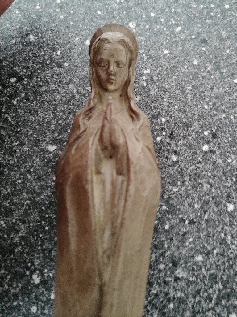 Mariabeeldje vintage Mariabeeldje van kunsthars 19cm 1970, Ophalen of Verzenden, Gebruikt, Beeld(je), Christendom | Katholiek