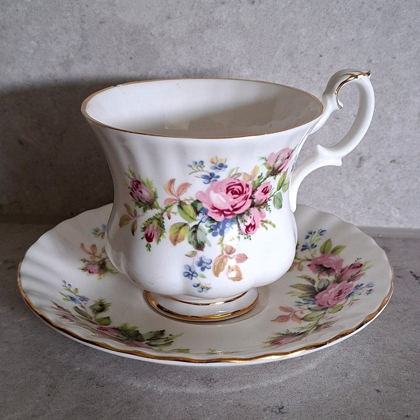 Royal Albert "Moss Rose" kop en schotel, Antiek en Kunst, Ophalen of Verzenden