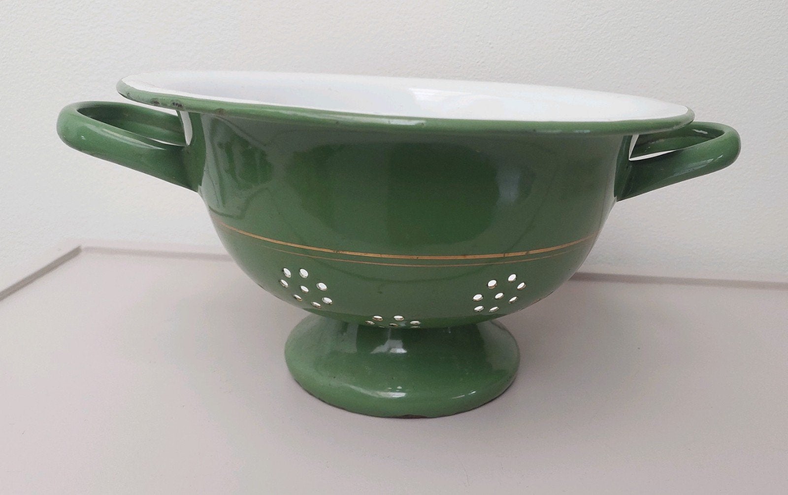 Emaille vergiet met gouden strepen erop brocante vergiet, Antiek en Kunst, Antiek | Emaille, Ophalen of Verzenden
