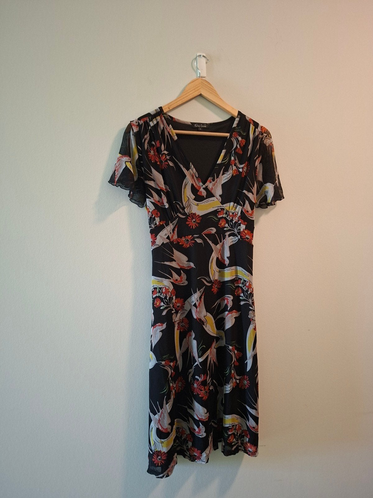 King Louie jurk met zwaluwen en strik, maat L, Kleding | Dames, Jurken, Zwart, Maat 42/44 (L), Ophalen of Verzenden, Zo goed als nieuw