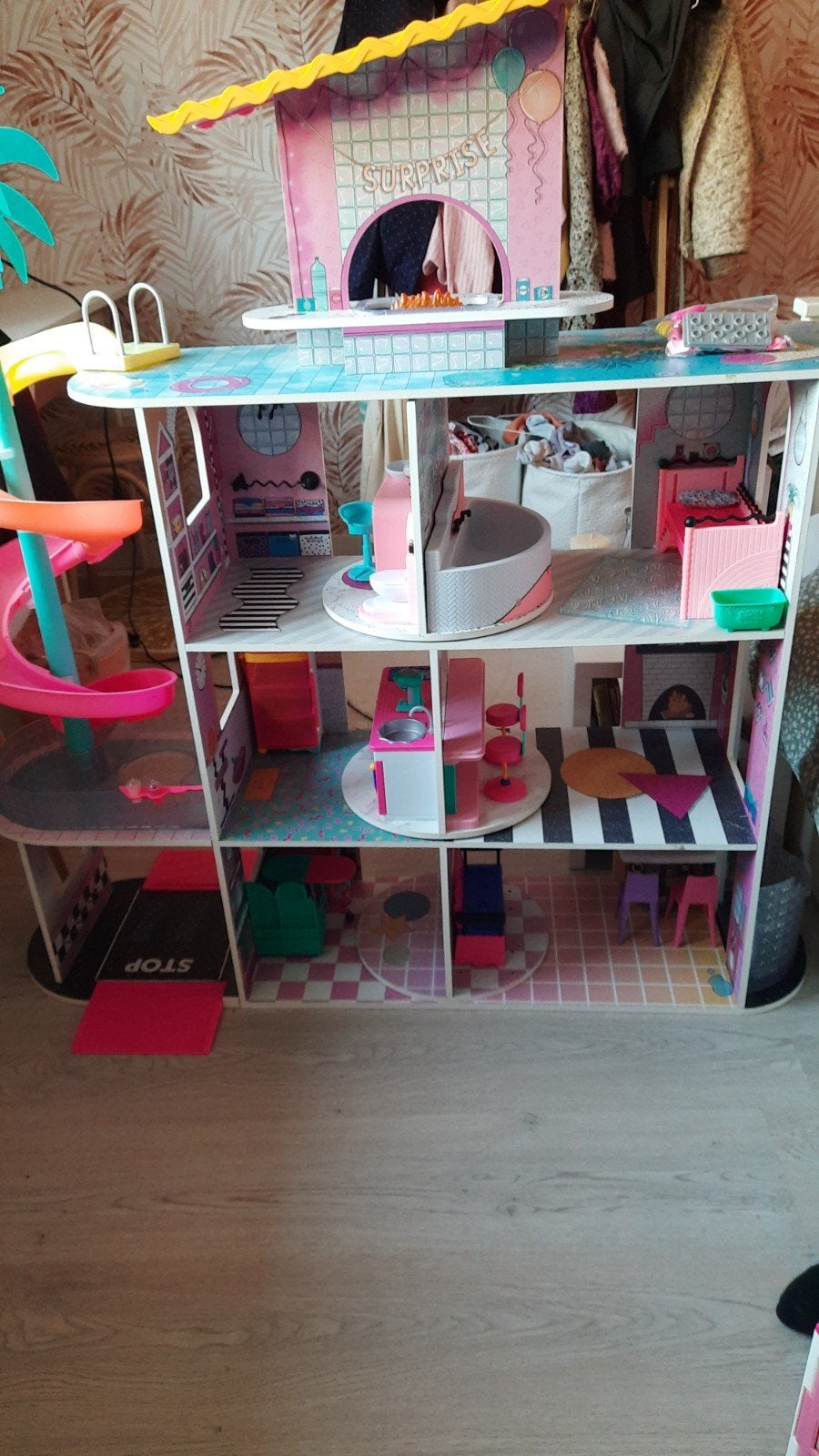 LOL Poppenhuis gemeubileerd met licht, geluid en meeneemhuis, Kinderen en Baby's, Speelgoed | Poppenhuizen, Ophalen of Verzenden