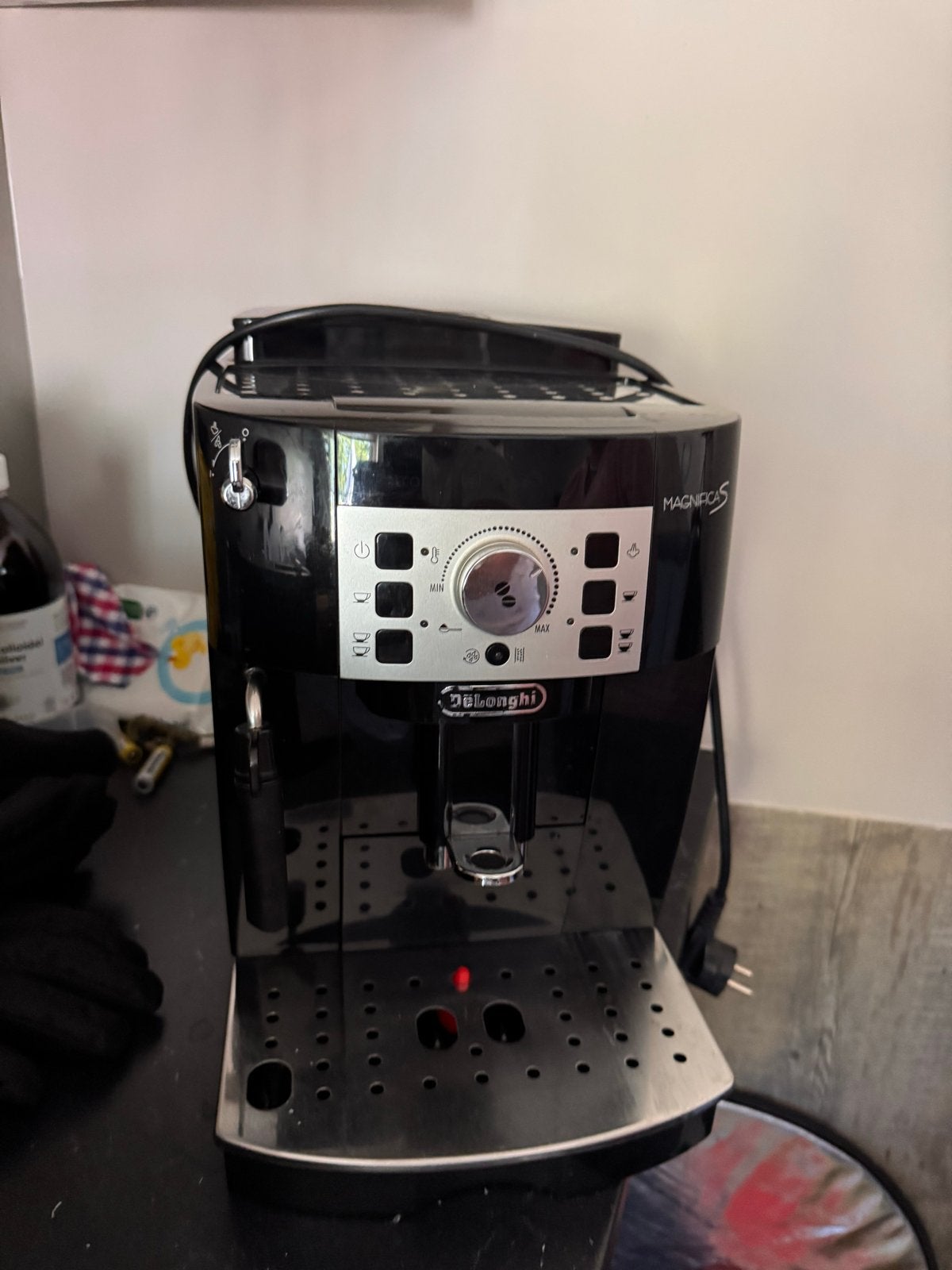 De'Longhi Magnifica S volautomatische espressomachine, Witgoed en Apparatuur, Koffiezetapparaten, Ophalen, Afneembaar waterreservoir