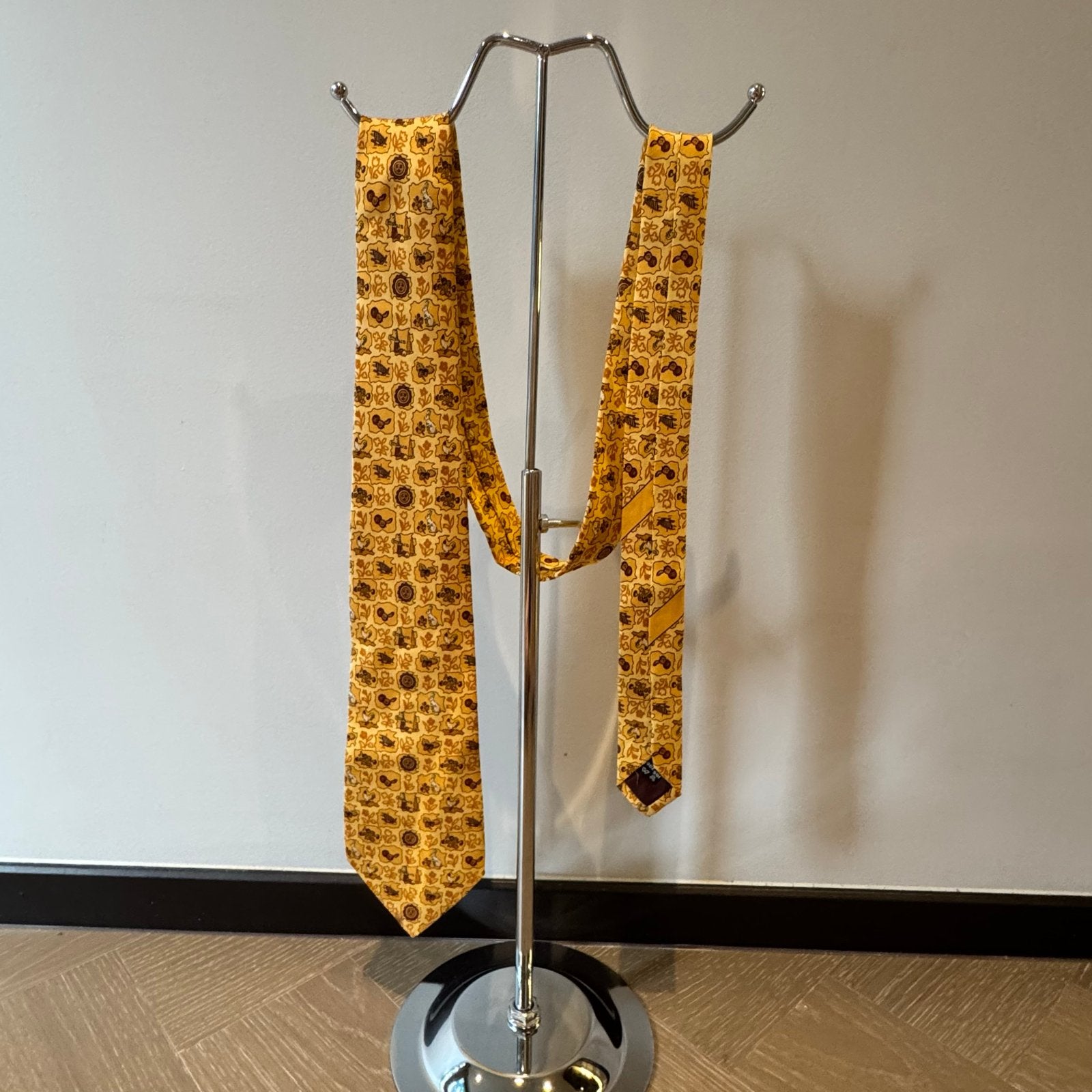 Salvatore Ferragamo Zijden Vintage Stropdas, Ophalen of Verzenden, Gedragen, Geel, Met patroon