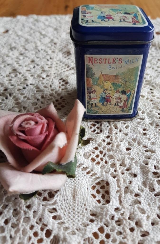 Mini Nestlé blikje met nostalgische kinder afbeelding, Verzamelen, Ophalen of Verzenden, Gebruikt, Overige, Overige merken
