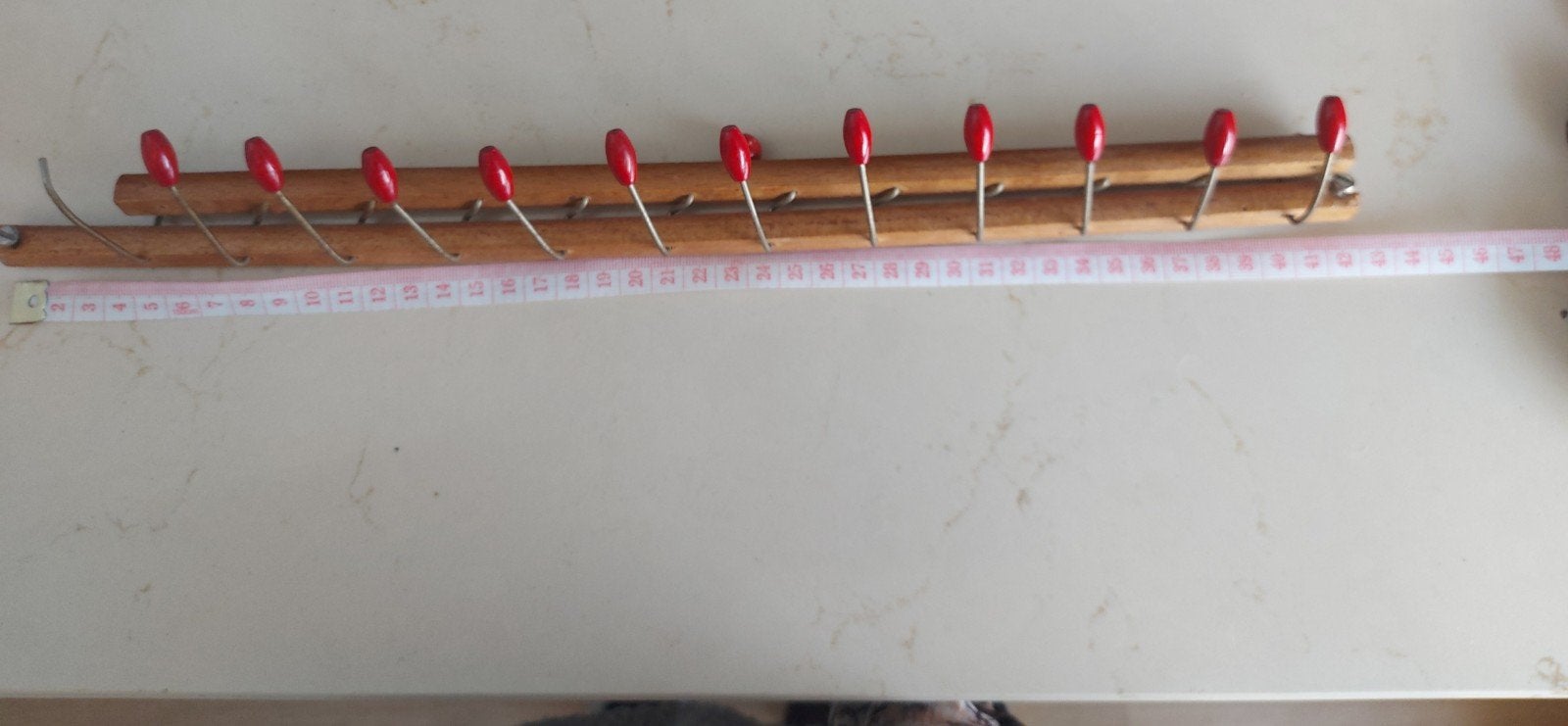 Vintage houten stropdashanger met rode knoppen, Gebruikt, Overige typen, Ophalen of Verzenden, Minder dan 100 cm