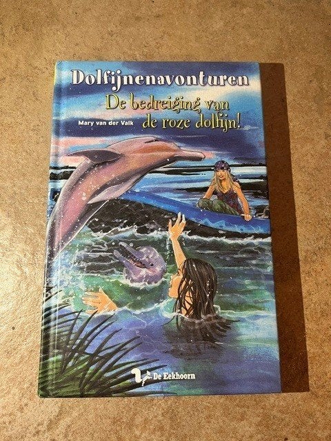 Boek: Dolfijnen avonturen - De bedreiging v/d roze dolfijn!, Mary van der Valk, Ophalen of Verzenden, Zo goed als nieuw, Fictie