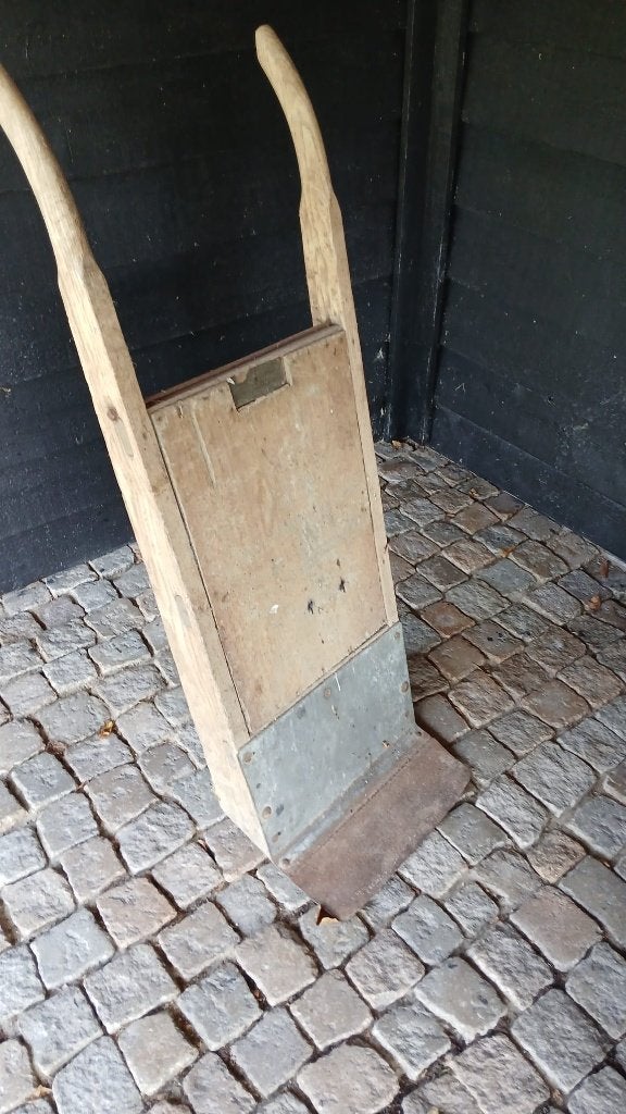 Oude houten kistensteekkar, Ophalen