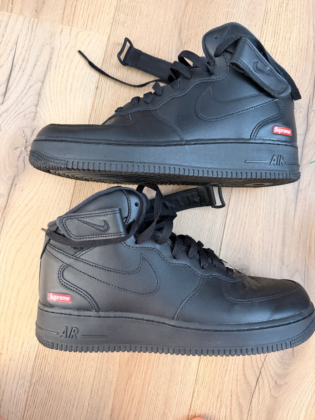 Nike Air Force 1 Mid '07 x Supreme Black - Maat 43, Ophalen of Verzenden, Gedragen, Zwart, Sneakers of Gympen