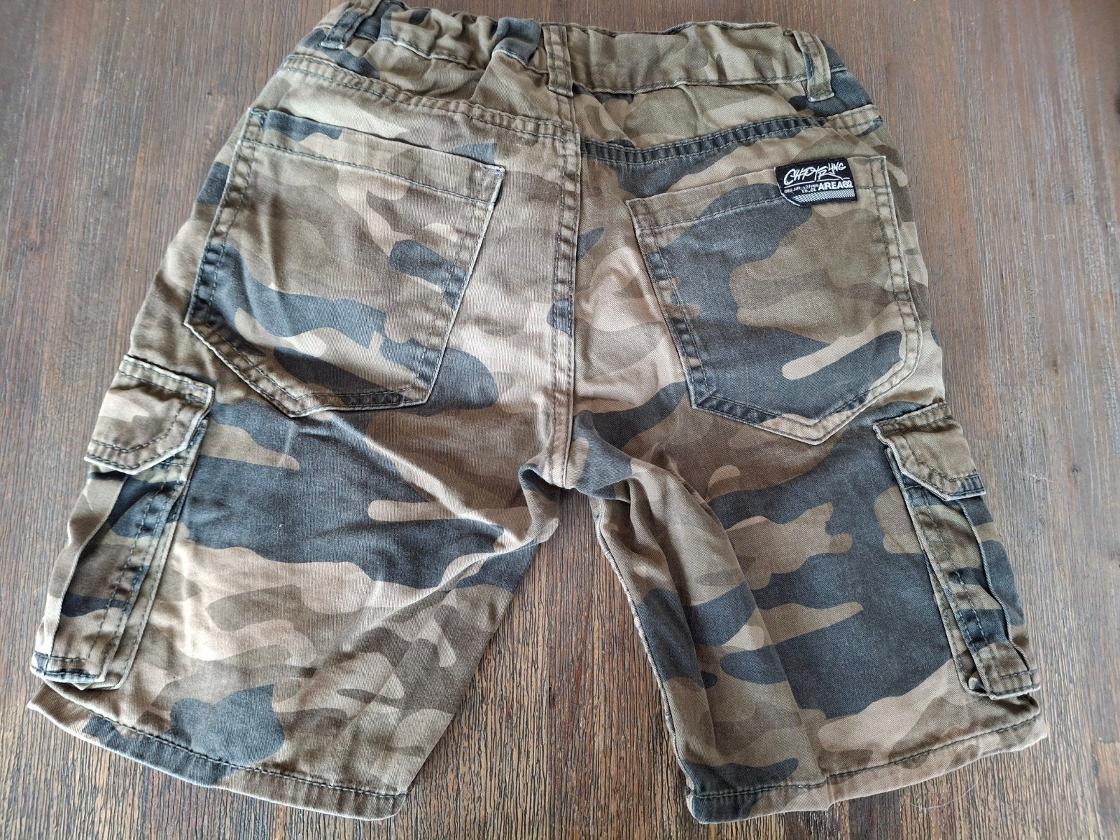 2  Bermuda's: Chapter Young (camo) en Primark (tie-dye), Kinderen en Baby's, Kinderkleding | Maat 140, Broek, Chapter Young, Primark