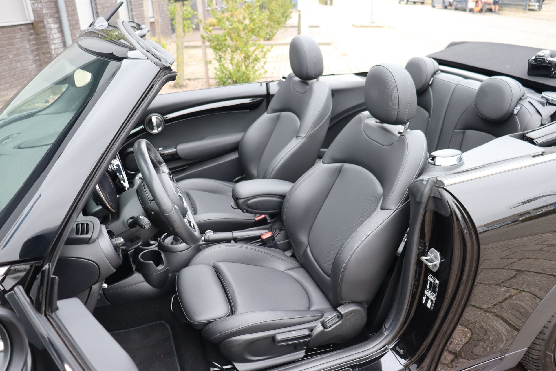 MINI Cabrio Cooper JCW Automaat / Sportstoelen / Achteruitri, 136 pk, 4 stoelen, Zwart, Leder